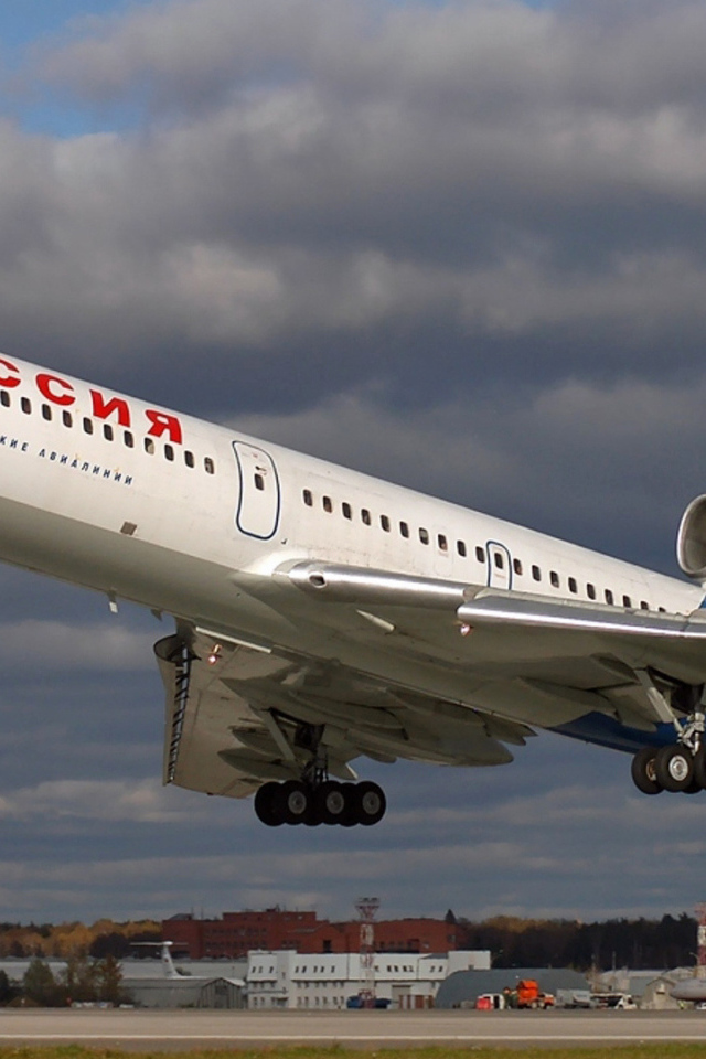 Взлет самолета ТУ-154 российских авиалиний 