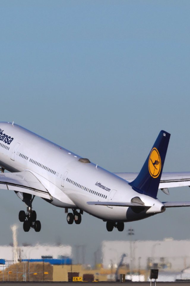 Взлет самолета Airbus A340 авиаперевозчика Lufthansa 