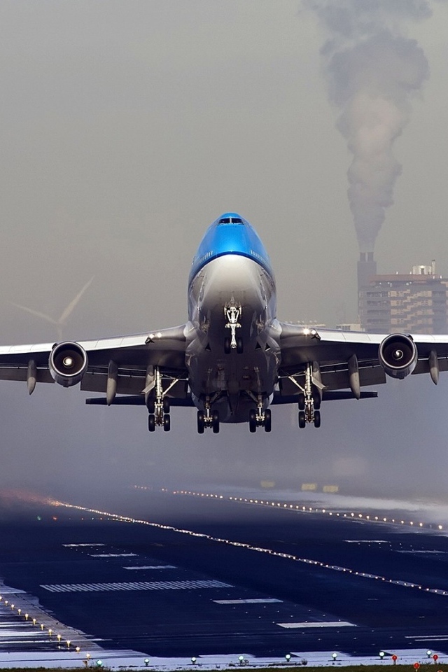 Взлет самолета Boeing 747 нидерландской авиакомпании KLM 
