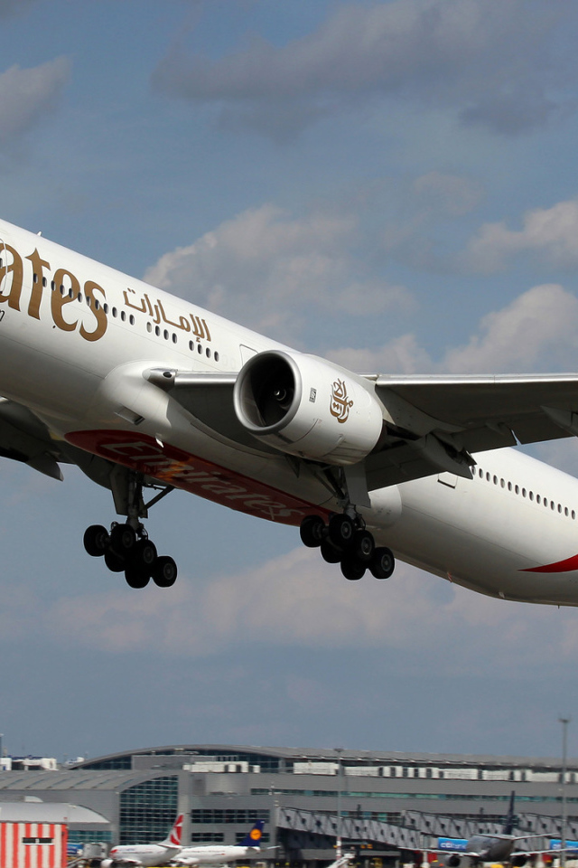 Взлет Boeing 777- 300 авиакомпании Emirates 