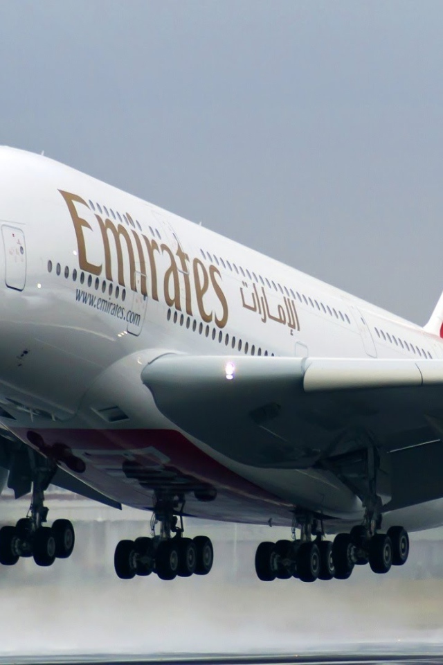 Самолет Airbus A380 авиакомпании Emirates взлетает 