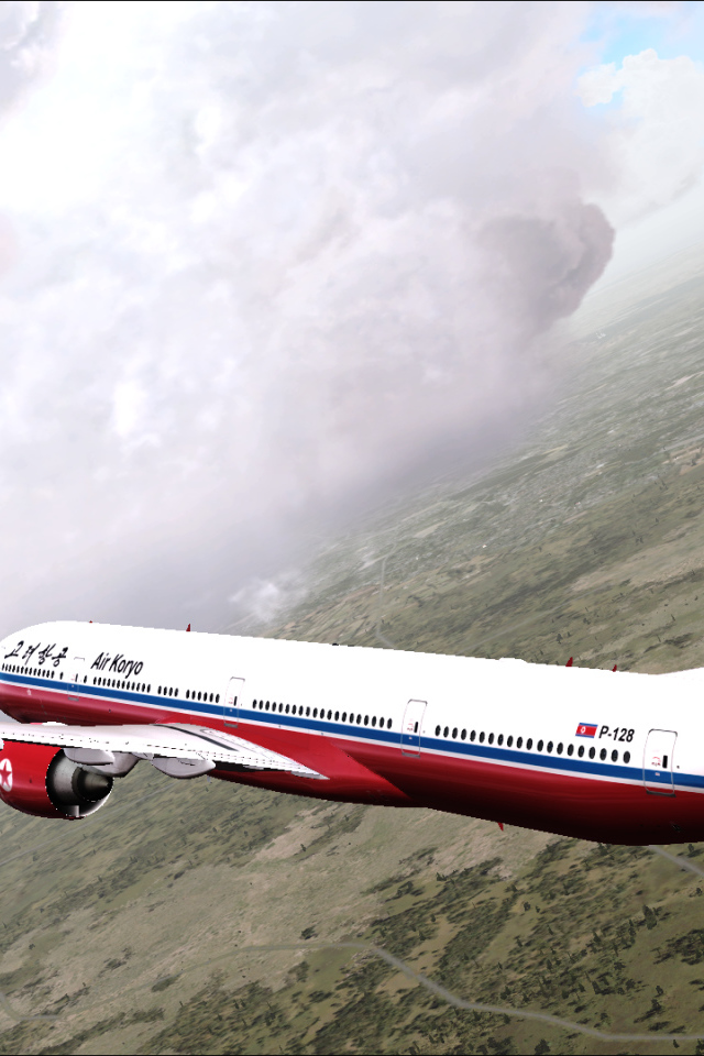 Самолет Boeing 777 авиакомпании Air Koryo  летит над землей 