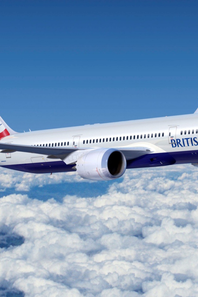 Самолет Boeing 777 авиакомпании British Airways летит над облаками 