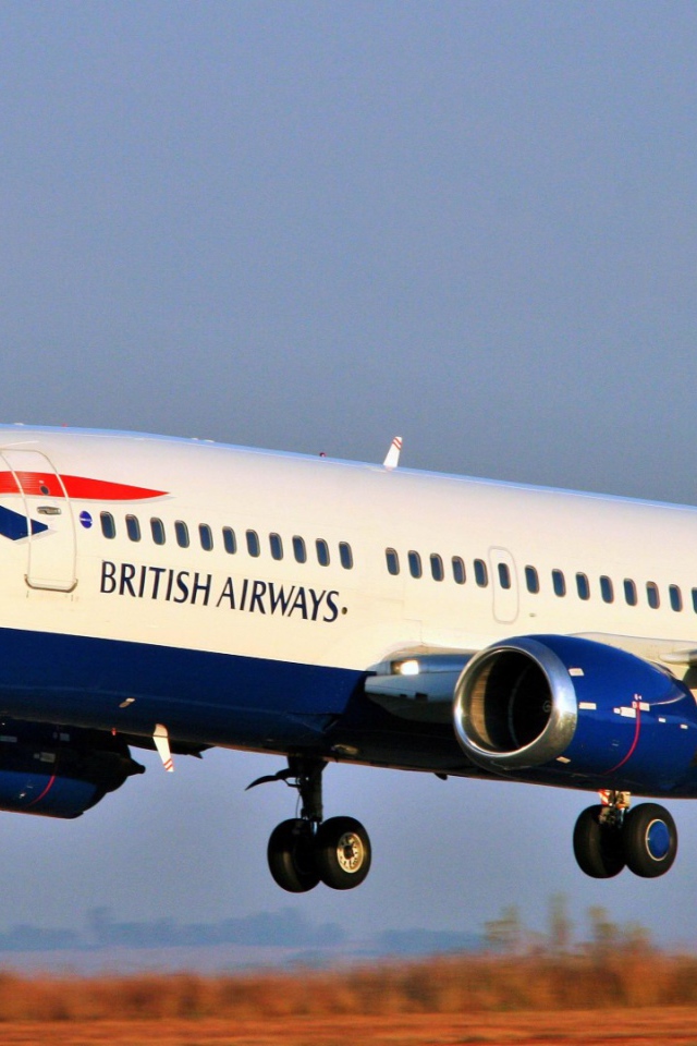 Самолет Boeing 777 авиакомпании British Airways готовится убрать шасси 