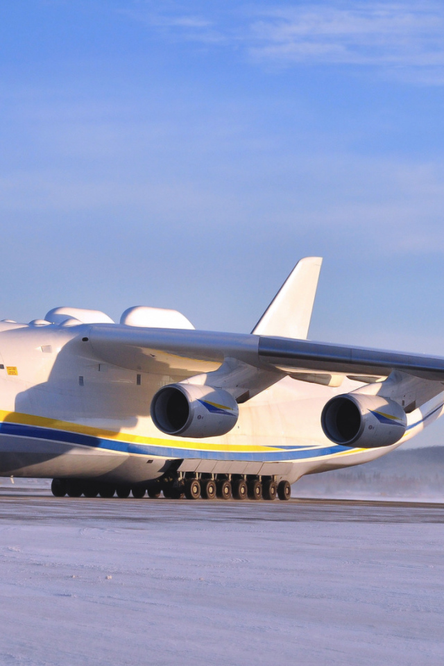 Самый большой самолет Ан-225 Мрия на взлетной  полосе зимой 