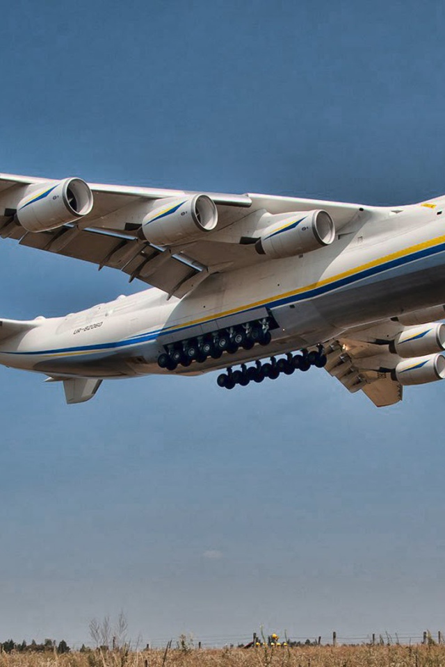 Самый большой самолет Ан-225 Мрия взлетает 