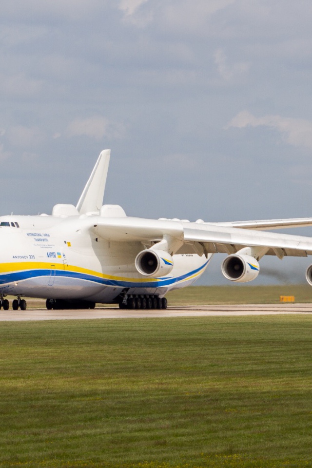 Самолет  АН-225 « Мрия» в аэропорту Праги