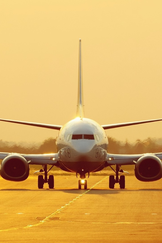 Самолет на взлетной полосе 