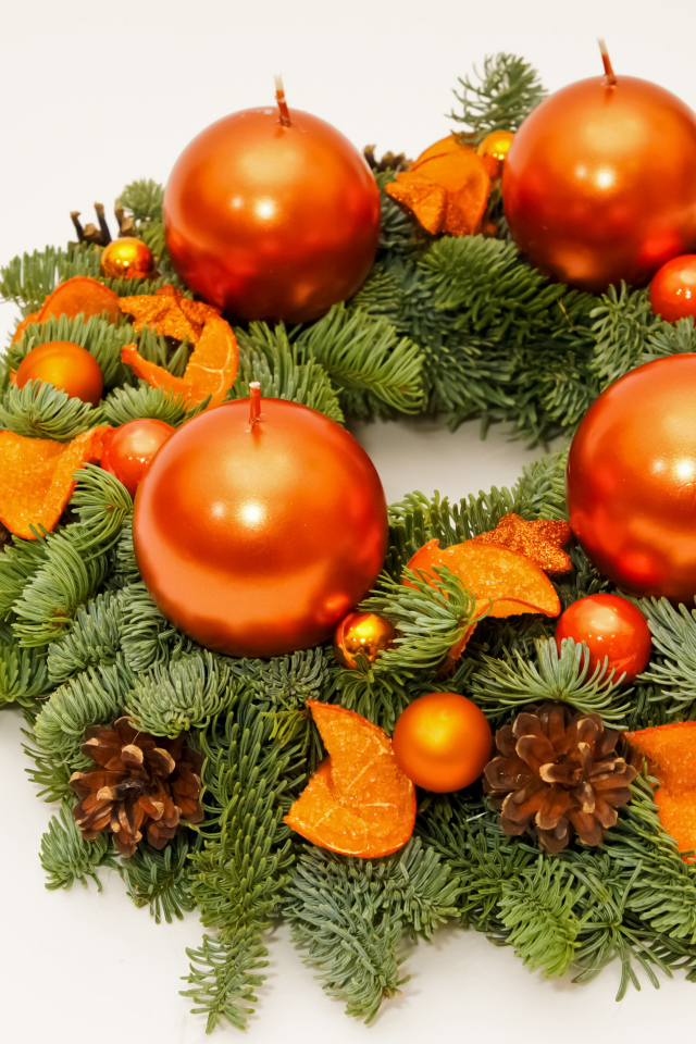 Рождественский венок из еловых ветвей со свечами