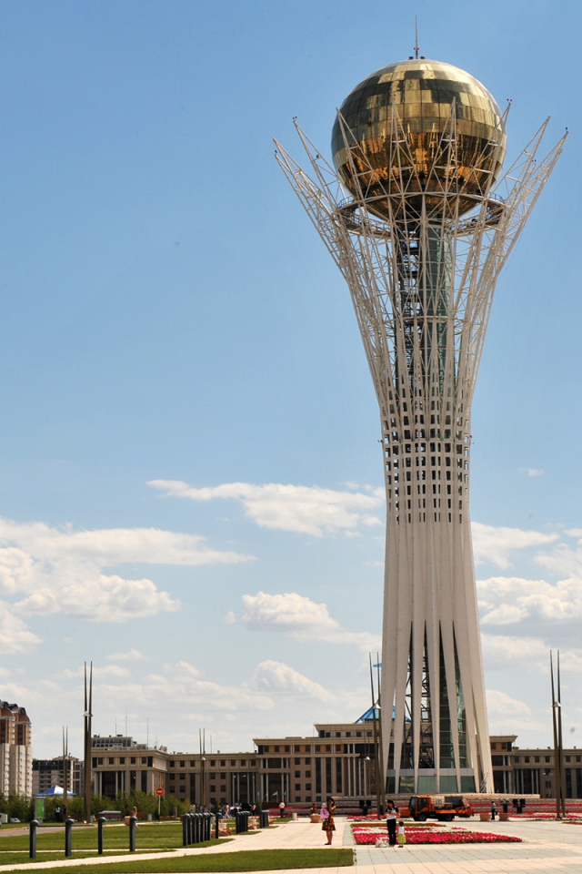Байтерек - высокая смотровая  башня в виде тополя город Астана 