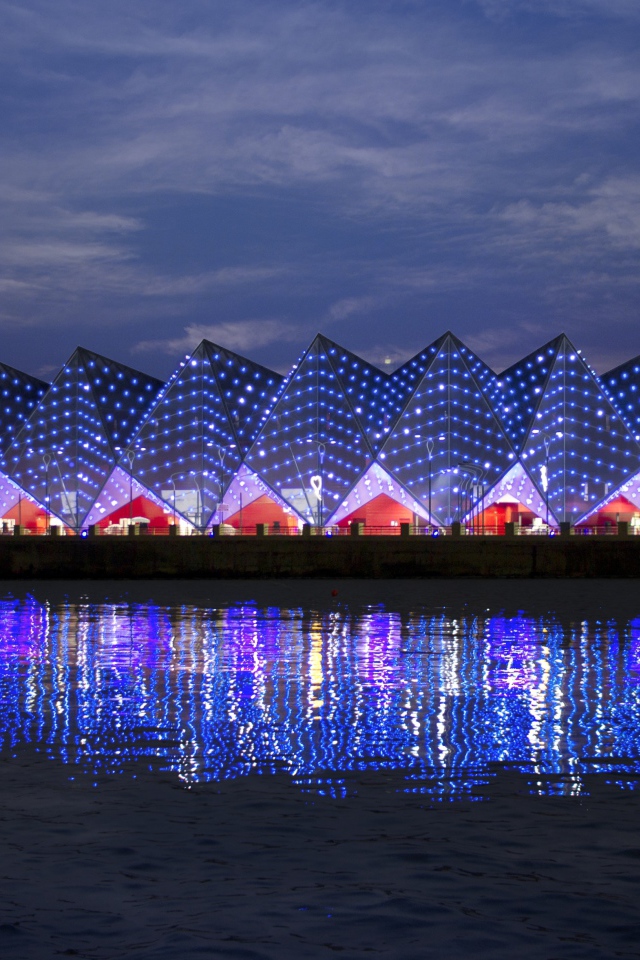 Бакинский кристальный зал отражается в воде  