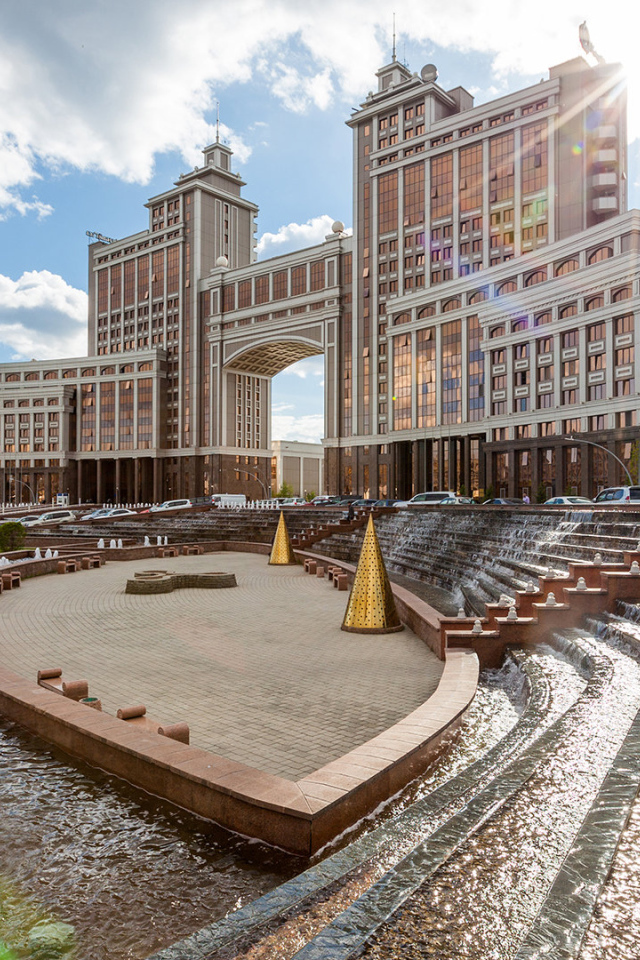 Красивое здание «Казмунай Газ»  город Астана 