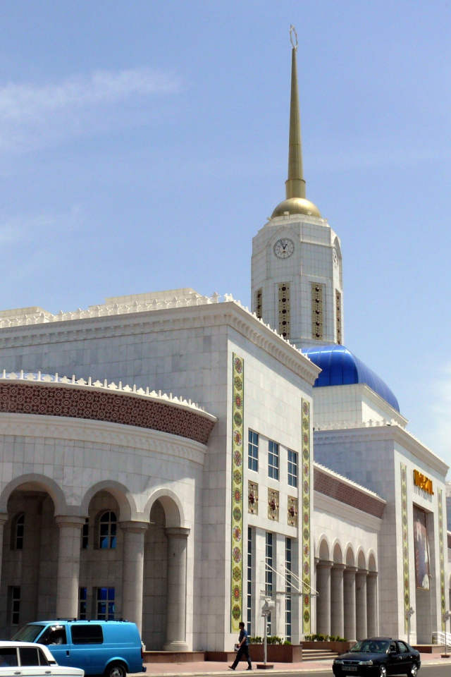 Красивое здание железнодорожного вокзала в Ашхабаде 