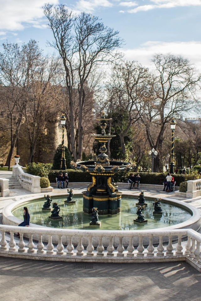 Красивый фонтан в Губернаторском саду Баку 