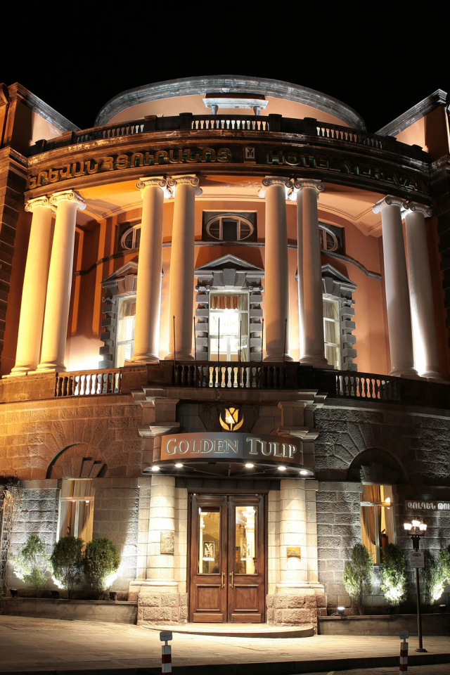 Красивый отель Golden Tulip город Ереван 
