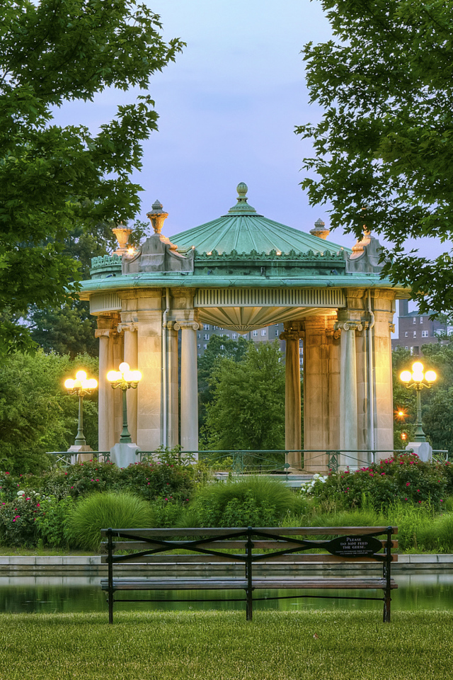 Красивая беседка в городском парке 