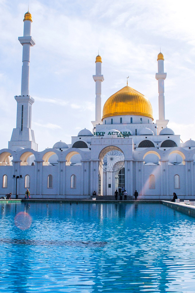 Красивая белая мечеть Нур Астана 