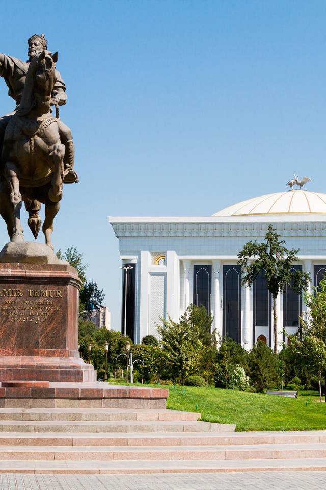Центральный  парк Ташкента памятник Амиру Тимуру  