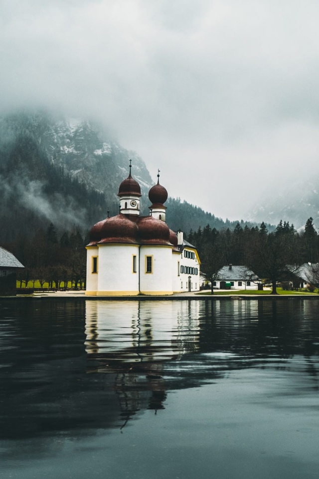 Церковь в городе у озера 