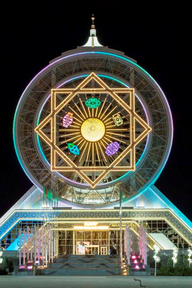 Закрытое колесо обозрения город Ашхабад 