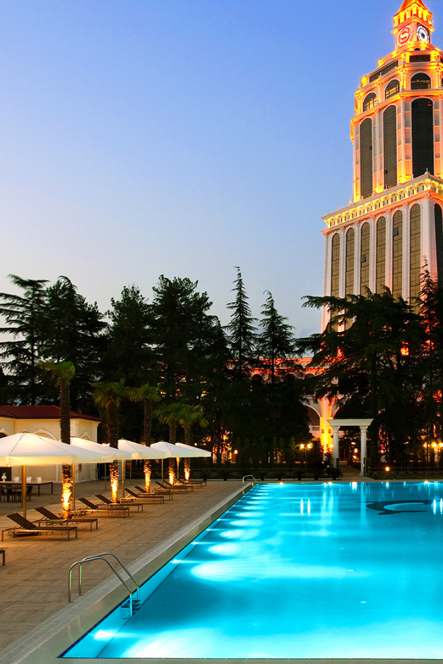 Вечерний вид на бассейн у гостиницы Шератон Батуми 