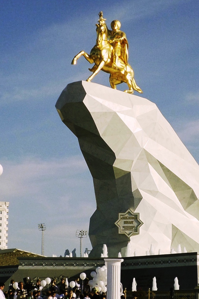 Позолоченный памятник президенту Туркмении город Ашхабад 