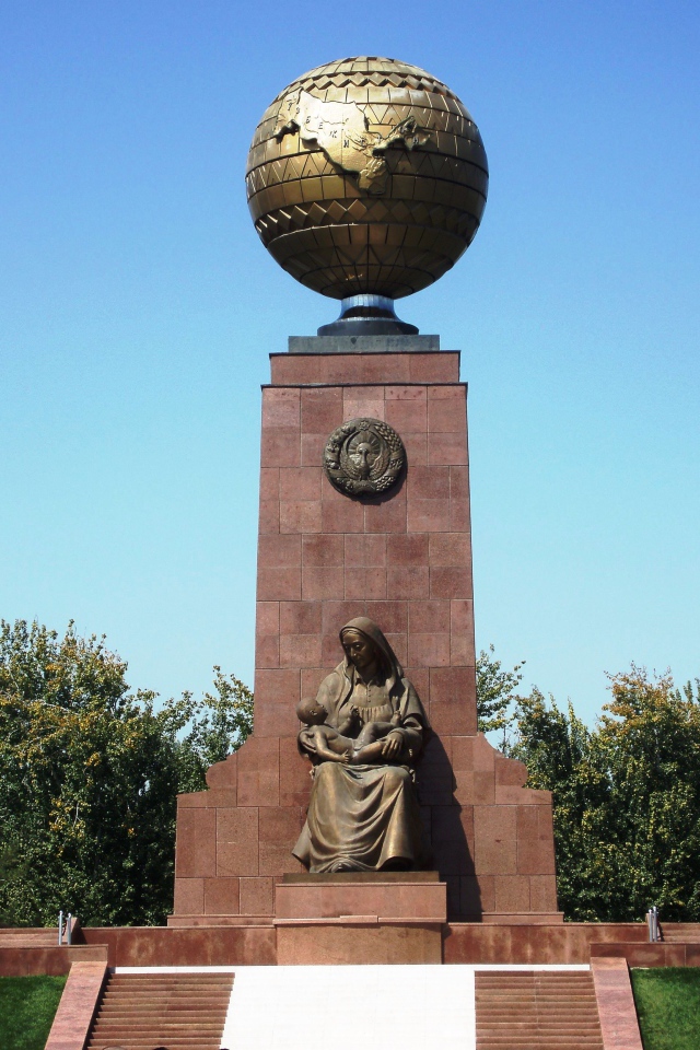 Памятник счастливой матери город Ташкент  