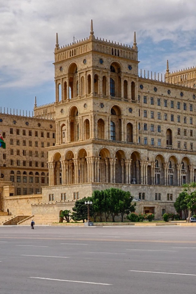 Дом правительства Азербайджанской Республики на площади Свободы Баку 