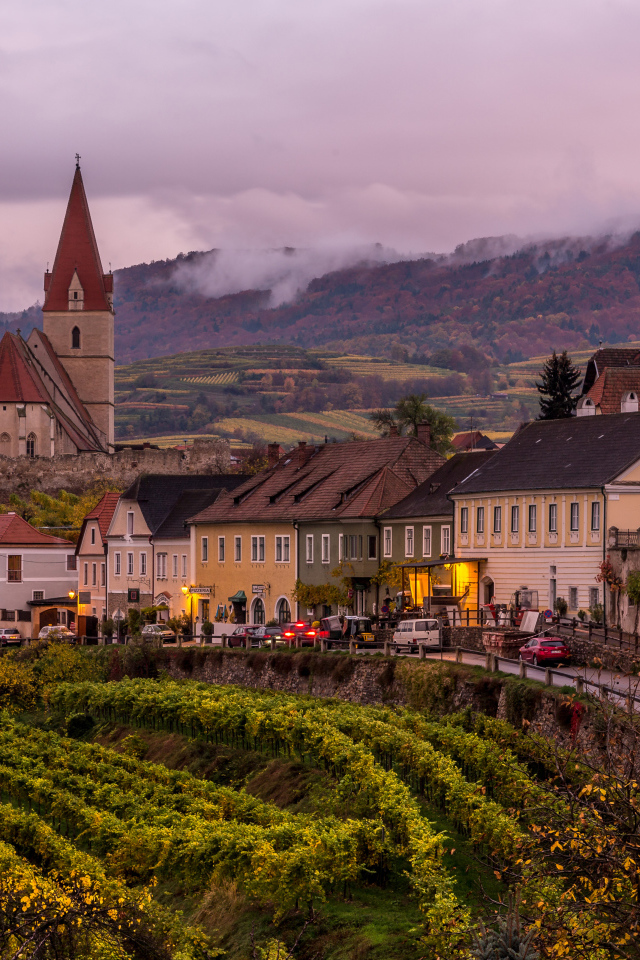 Дома и церковь в городе, Австрия 