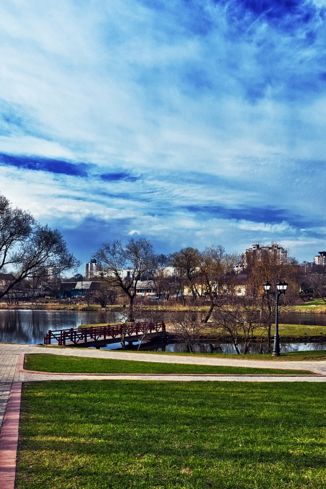Лощицкий парк на фоне красивого неба город Минск 
