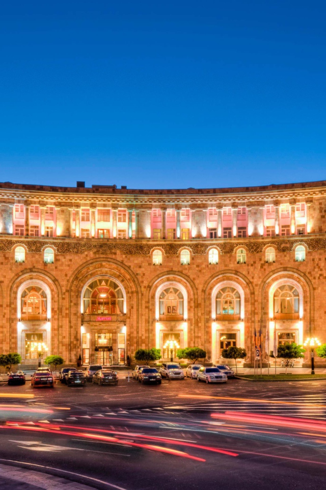 Отель Марриотт вечером город  Ереван 