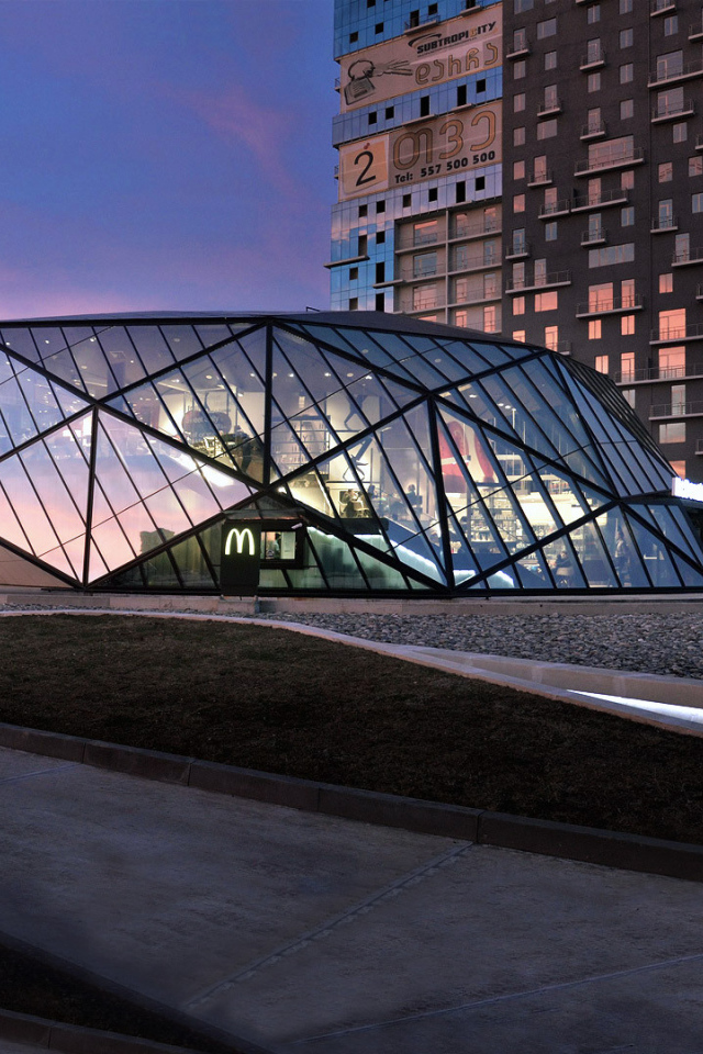 Стеклянное здание McDonald's в Батуми 