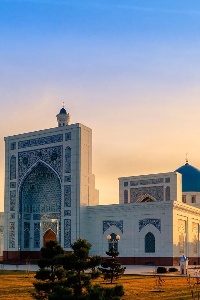 Мечеть Минор на фоне красивого неба город Ташкент 