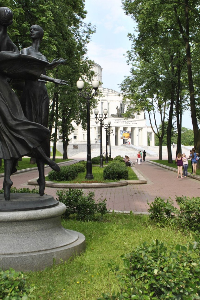 Памятник балеринам в парке имени Янки Купалы город Минск 