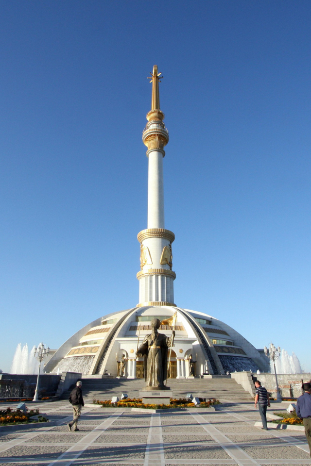 Монумент Независимости Туркменистана  город Ашхабад 