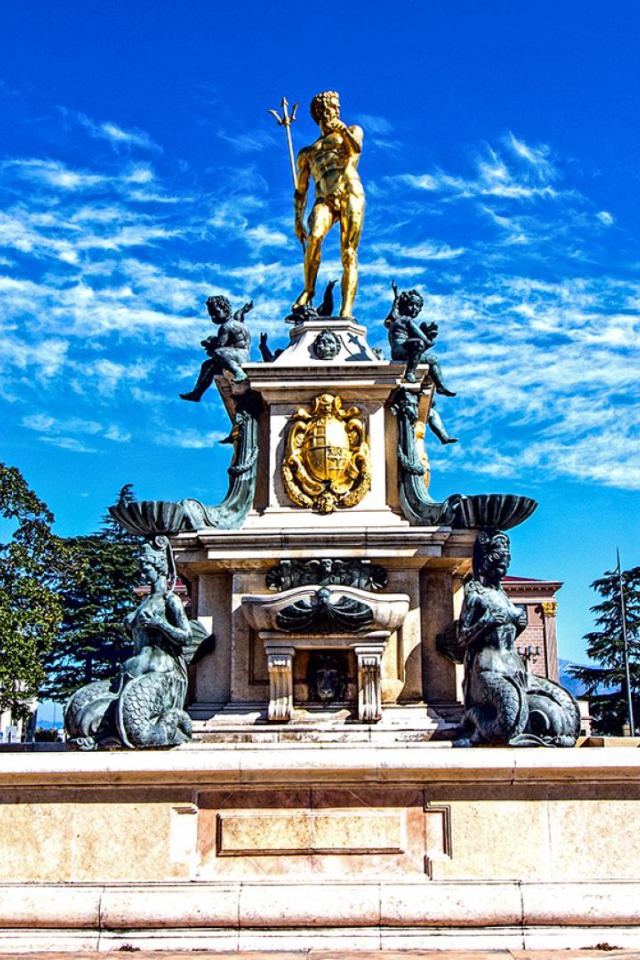 Памятник на проспекте Руставели Батуми 