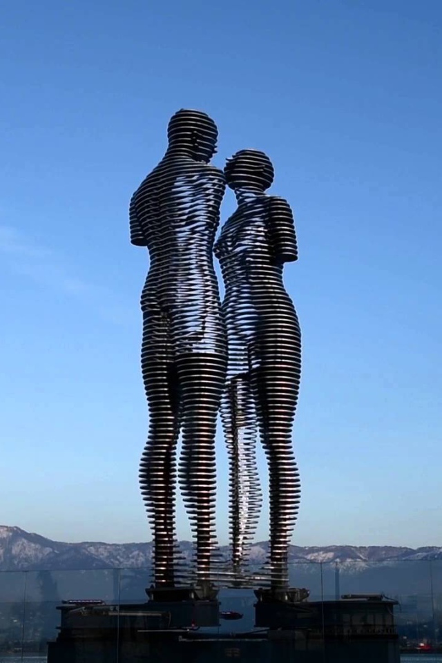 Движущиеся статуя Али и Нино набережная Батуми 