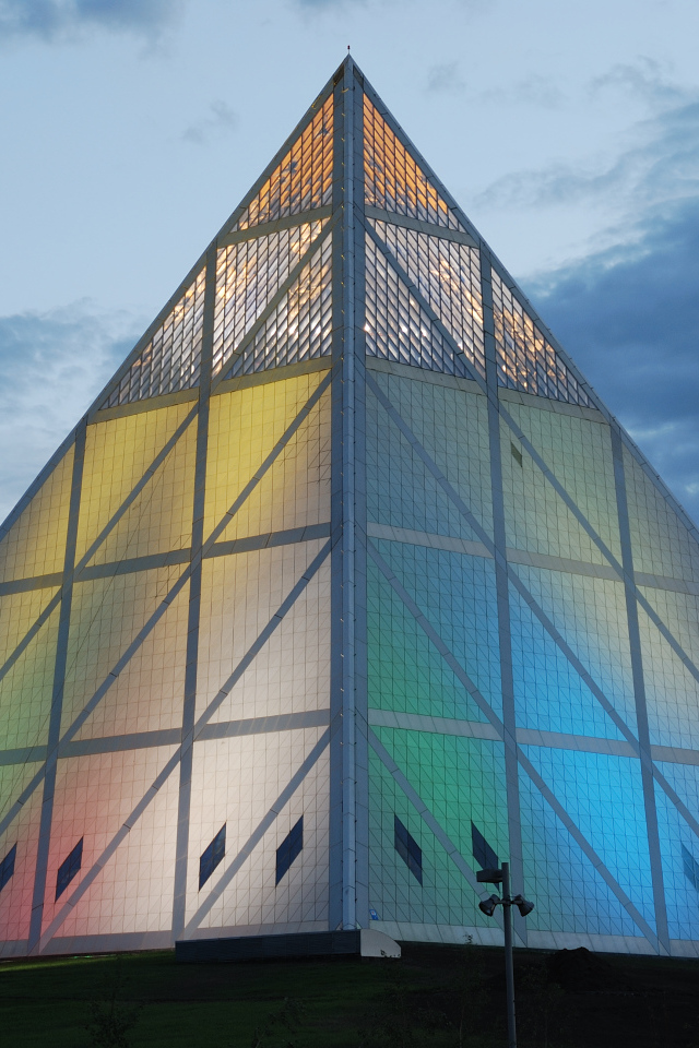 Дворец мира и согласия в форме пирамиды город Астана  