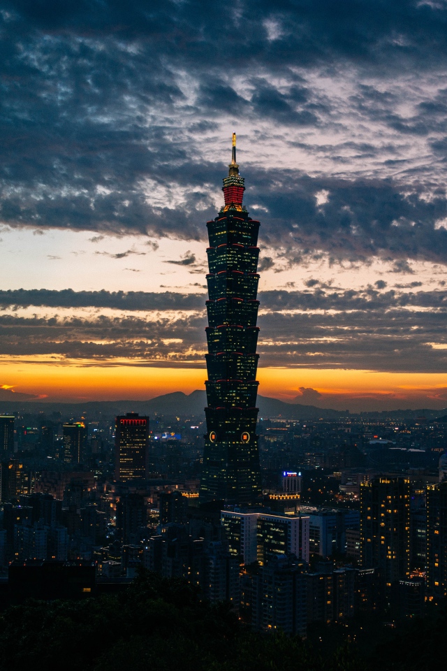 Небоскреб в ночном городе на фоне неба 