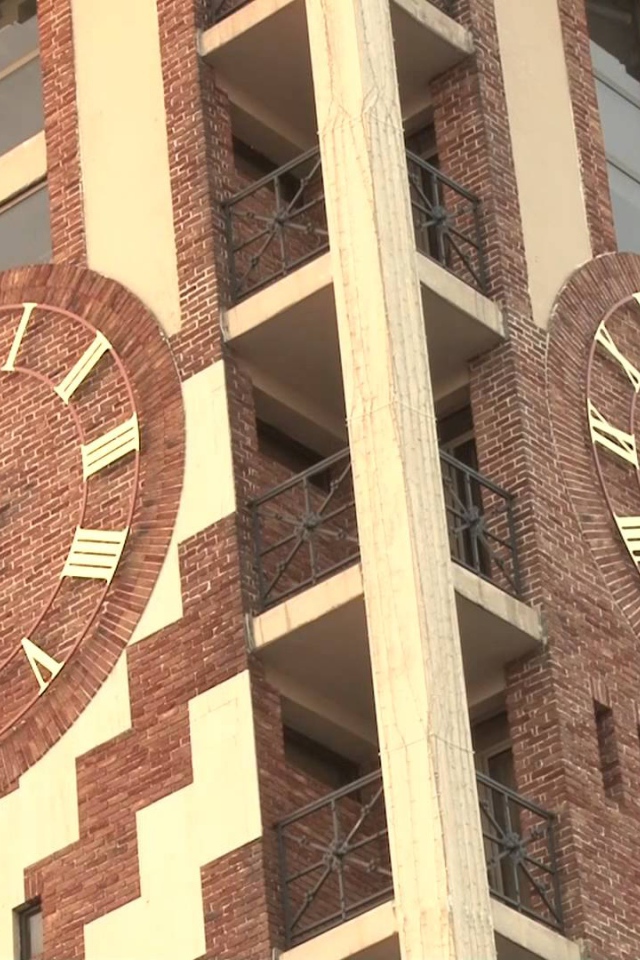 Часы на высотном здании Батуми 