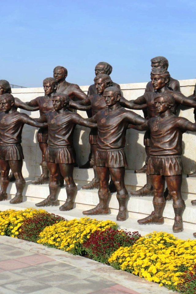 Памятник легендарному футбольному клубу «Арарат-73» в Ереване 