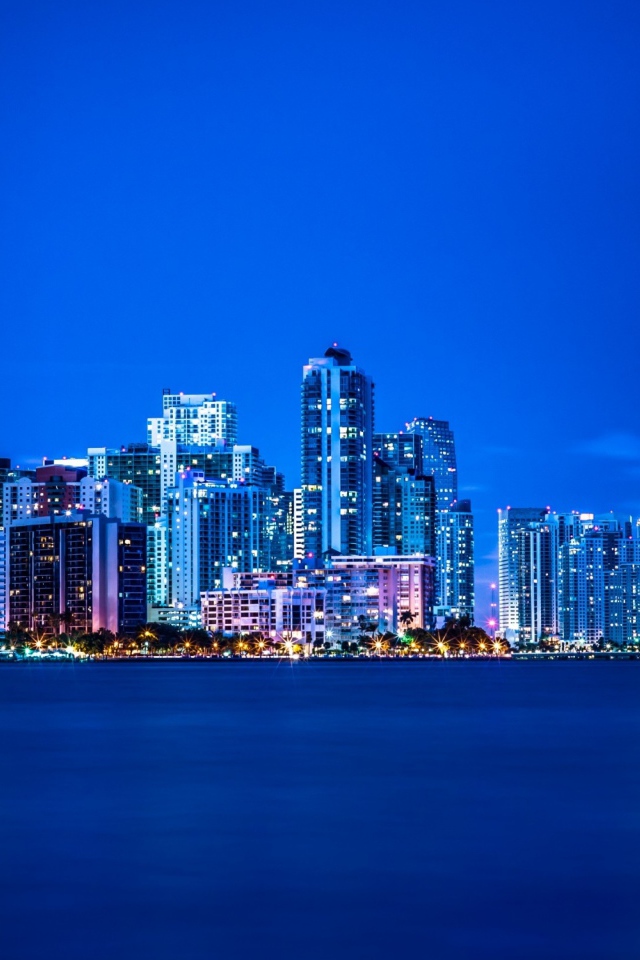 Ночной город Майами на берегу Атлантического океана 