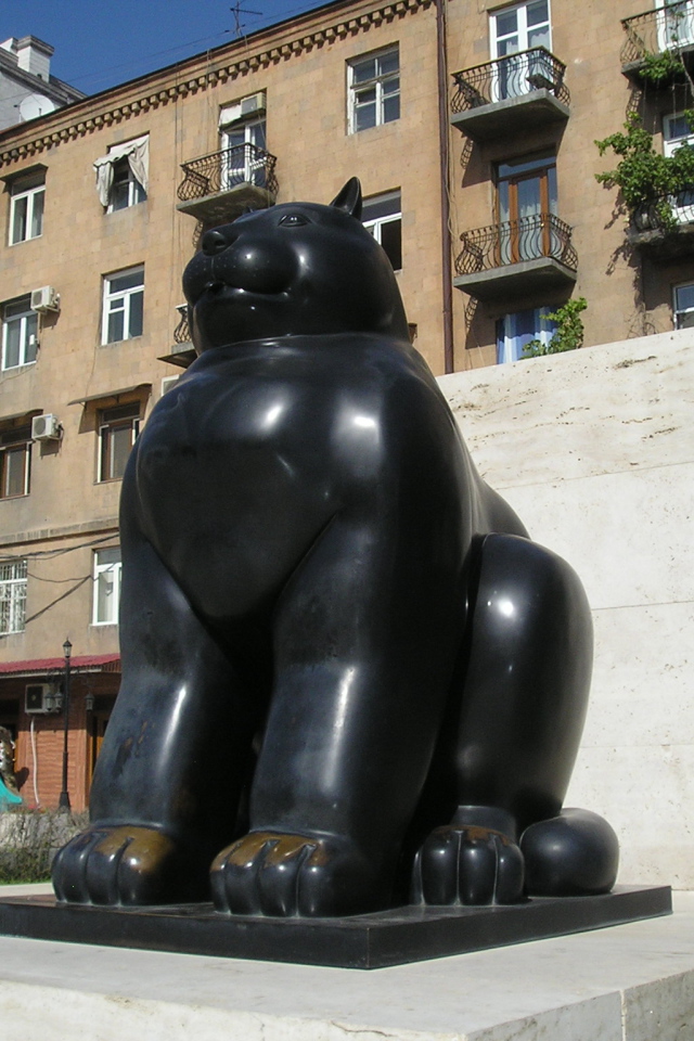 Толстый черный кот памятник в Ереване 