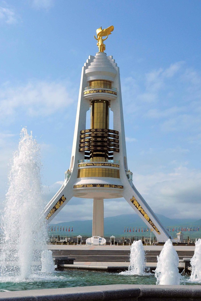 Уч Аяк Башня Свободы город Туркменистан  