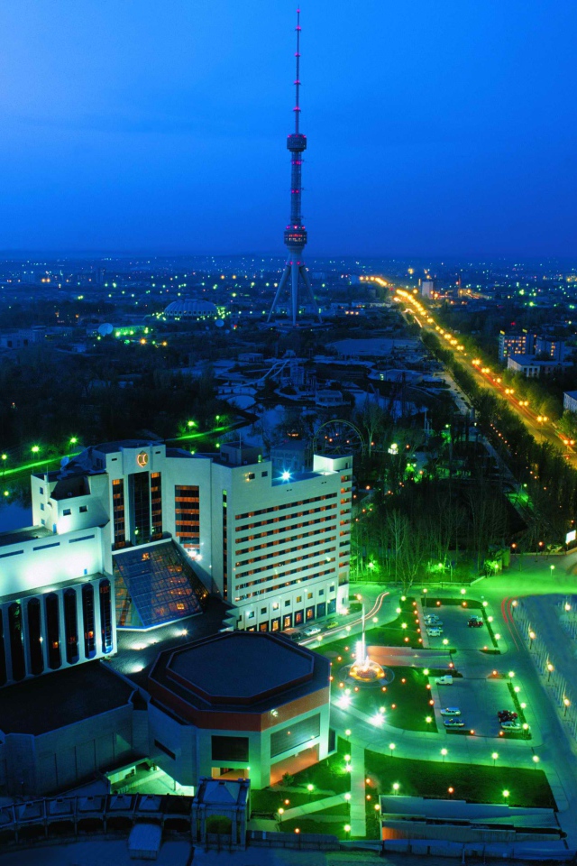 Вид на Ташкент и на ташкентскую телебашню в сумерках 