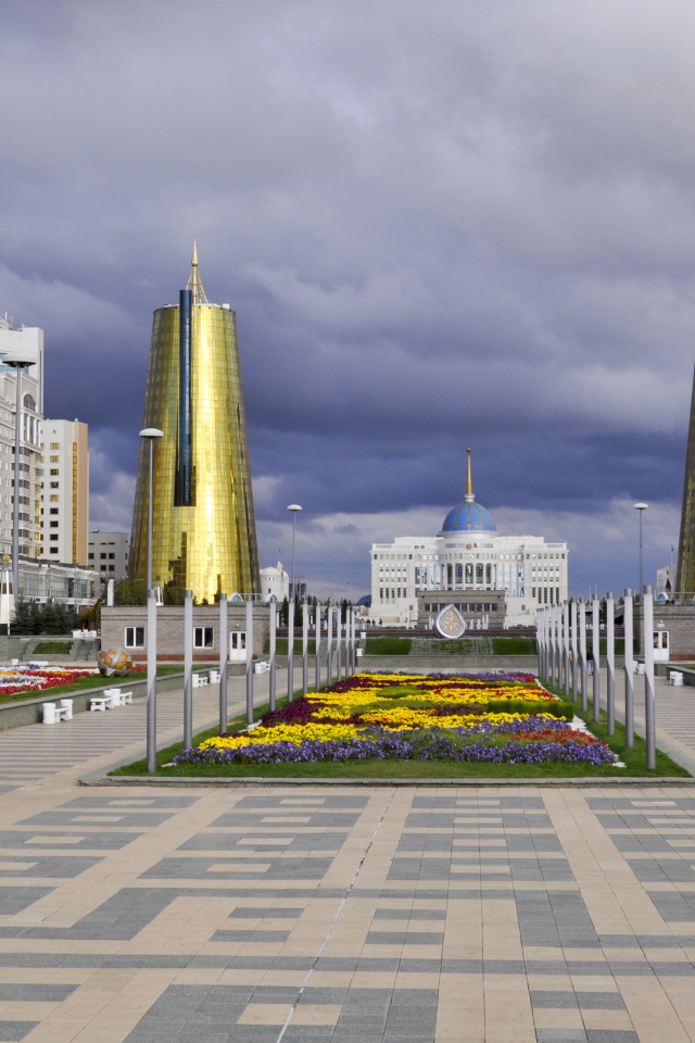 Вид на Водно-зелёный бульвар и две золотые башни город Астана 