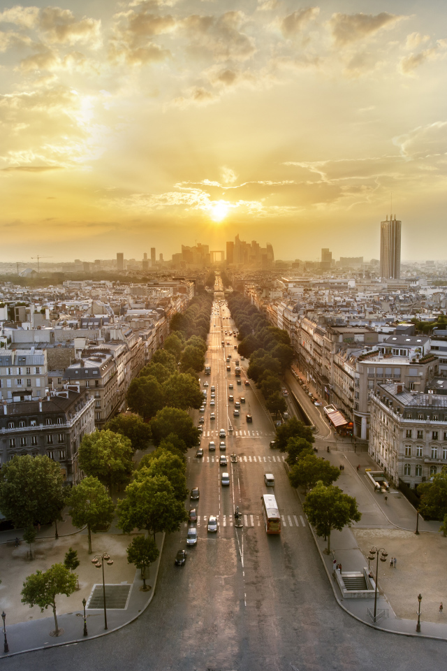 Вид на жилой квартал Дефанс в лучах солнца, Париж. Франция 