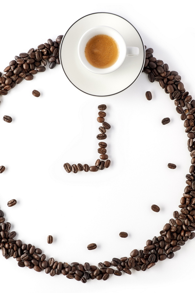 Часы из кофейных зерен и чашка кофе на белом фоне