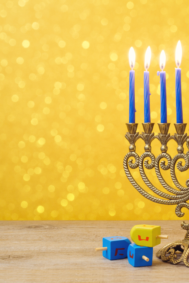 Красивый старинный подсвечник с голубыми свечами