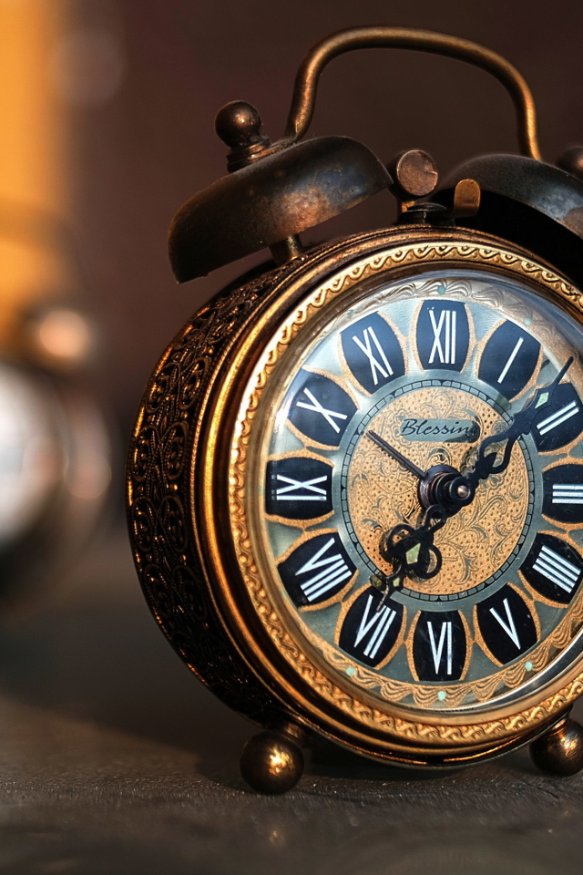 Красивый ретро будильник с черными стрелками